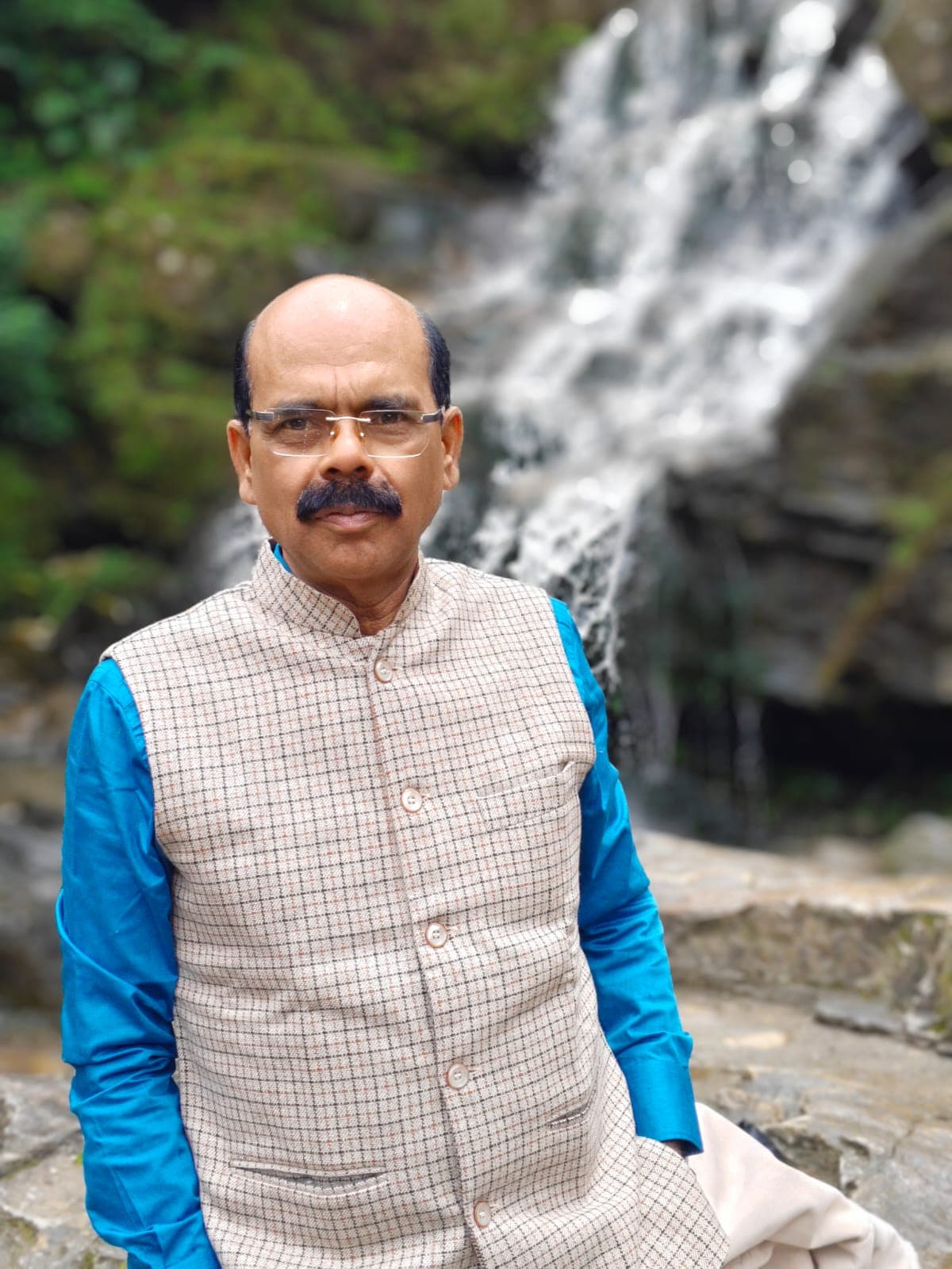 Subodh Kumar Sinha, founder of Aapka Nivesh, working with a client